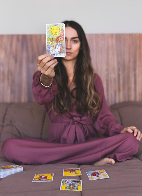 Mujer con cartas del Tarot/PEXELS