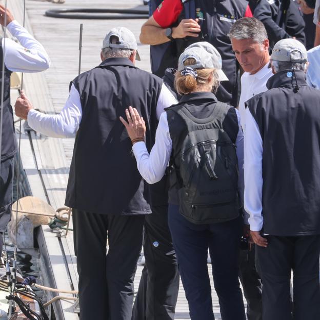 La inafanta Elena acompaña a su padre ante la mirada de Pedro Campos, amigo íntimo del rey emérito