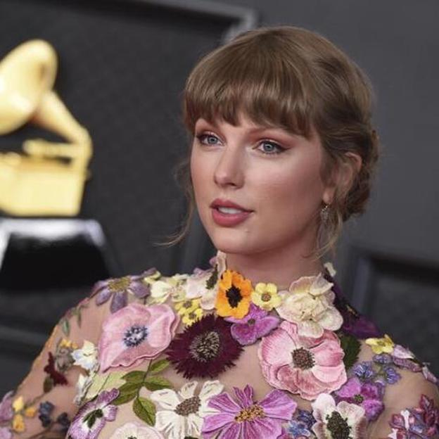 Siete looks de Taylor Swift para cada día de la semana en verano: vestidos sofisticados, básicos low cost y accesorios de lujo