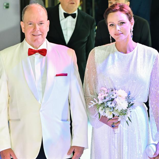 Alberto y Charlène llegando a la Gala de la Cruz Roja que se celebra en Montecarlo.