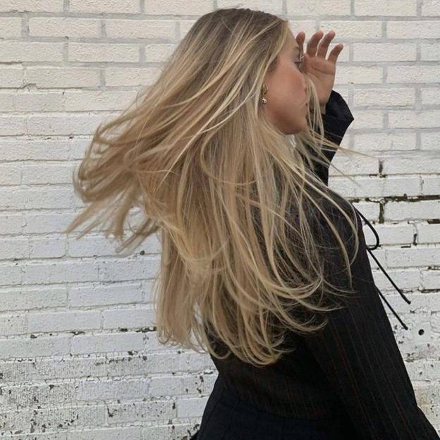 Mujer con pelo peinado en Salon Toro