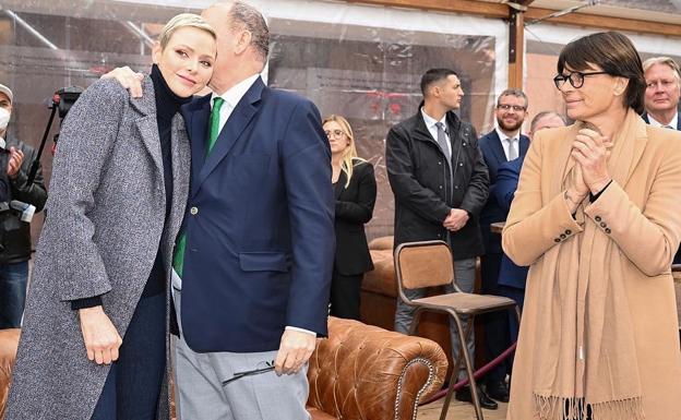 Un momento tierno entre la princesa Charlène y el príncipe Alberto, que la princesa Estefanía contempla con ternura. Fue durante la celebración del décimo aniversario de la Fundación Princesa Charlène de Mónaco. 