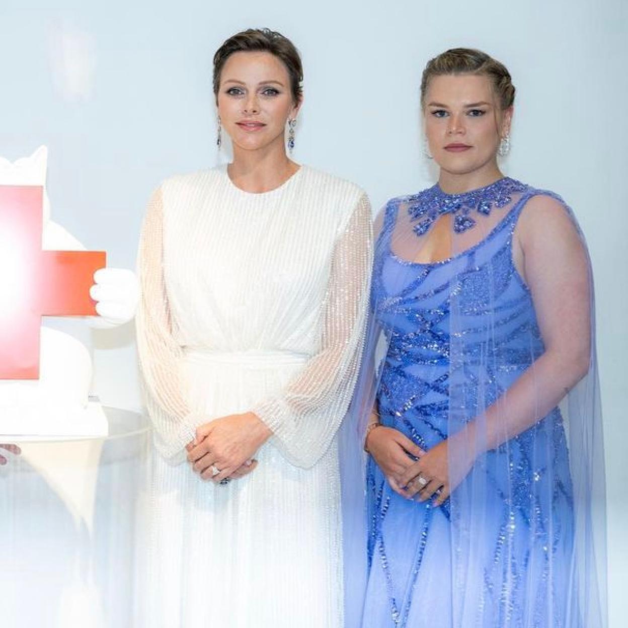 Charlène de Mónaco parace entenderse especialmente bien con Camille Gottlieb, la hija pequeña de la princesa Estefanía. En la foto, durante la útlima Gala de la Cruz Roja. /gtRes.