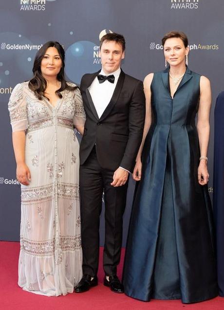 La princesa Charlène acudió a la última gala del Festival de Televisión de Montecarlo acompañada por Louis Ducret, único hijo de la princesa Estefanía, y su mujer. (FOTO: D.R.)