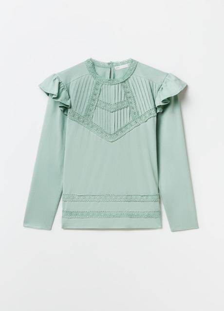 Camiseta romántica en color verde de Sfera (13,99 euros)