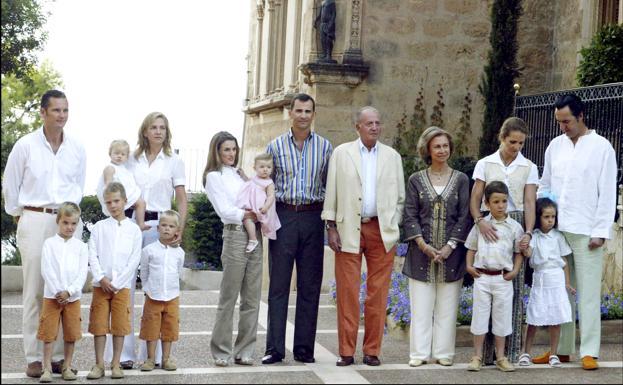 Durante algunos años, la foto fue completa: los reyes eméritos, sus hijos y sus nietos posando en el palacio mallorquín.