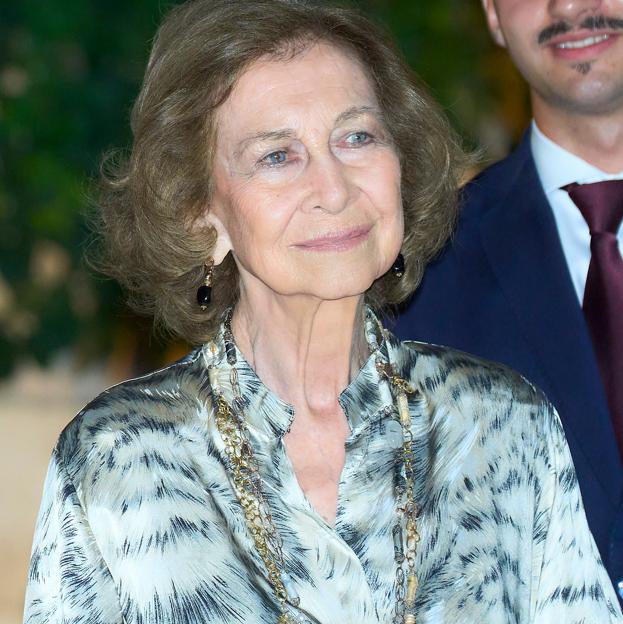 La reina Sofía hace la competencia a la reina Letizia en la recepción en Marivent: es la mejor vestida con un conjunto cómodo y elegante