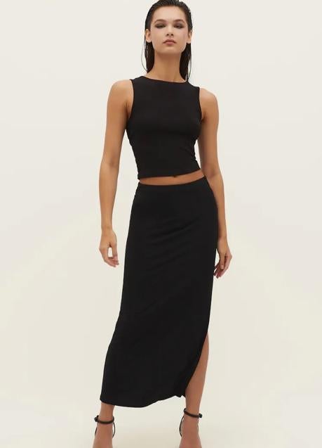 Falda midi de Stradivarius (17,99 euros)