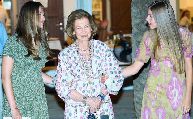 La princesa Leonor y la infanta Sofía ayudaron a la reina emérita Sofía a salir del restaurante y llegar al coche que las llevaría a Marivent. 