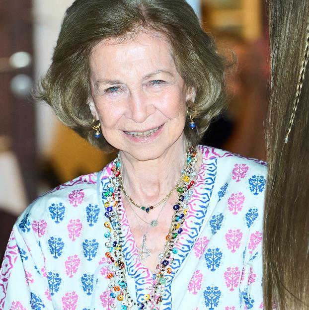 Sofía de Grecia sonriente en Palma de Mallorca con un vestido camisero y collares de colores