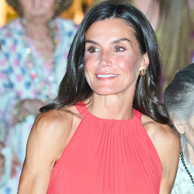 La reina Letizia ilumina la noche de Palma con un vestido rojo de cuello halter y su cara de felicidad 