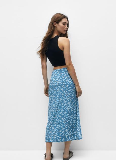 Falda midi de flores azules de Pull&Bear, 22,99 euros.