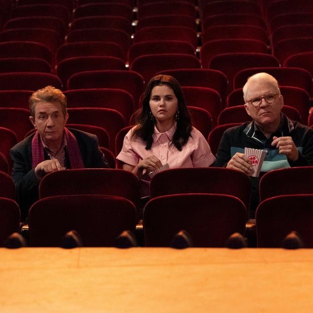 Martin Short, Selena Gómez y Steve Martin en una imagen de la tercera temporada de Solo asesinatos en el edificio.