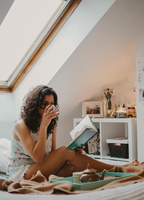 Mujer tomando té en su cama/UNSPLASH