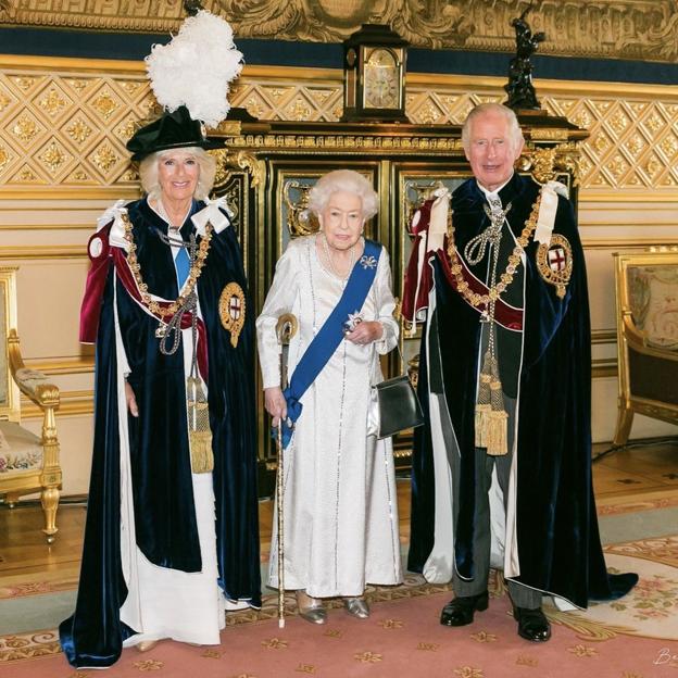 Una de las últimas fotos de Isabel II vestida de gala, junto al entonces príncipe de Gales y Camilla Parker-Bowles, duquesa de Cornualles. 