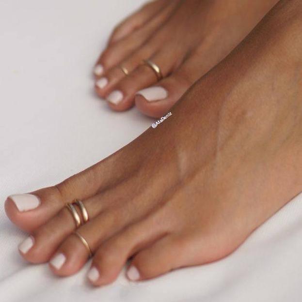 Pedicura de boda para novias en blanco