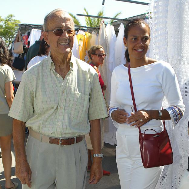 El doctor Julio Iglesias Puga y su mujer Ronna Keit en un mercadillo de Puerto Banús.