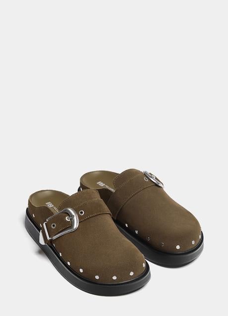 Zapatos tipo zueco de Pull & Bear (27,99 euros)