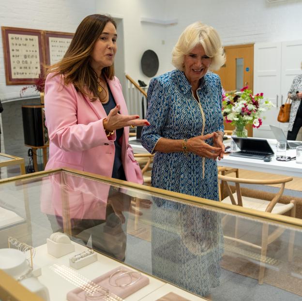 La reina Camilla junto a la joyera española Mónica Vinader, durante su visita a su atelier en Norfolk hace unas semanas.