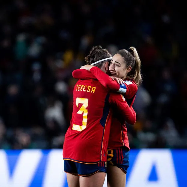 Teresa Abelleira y Olga Carmona abrazándose tras el final del partido./twitter