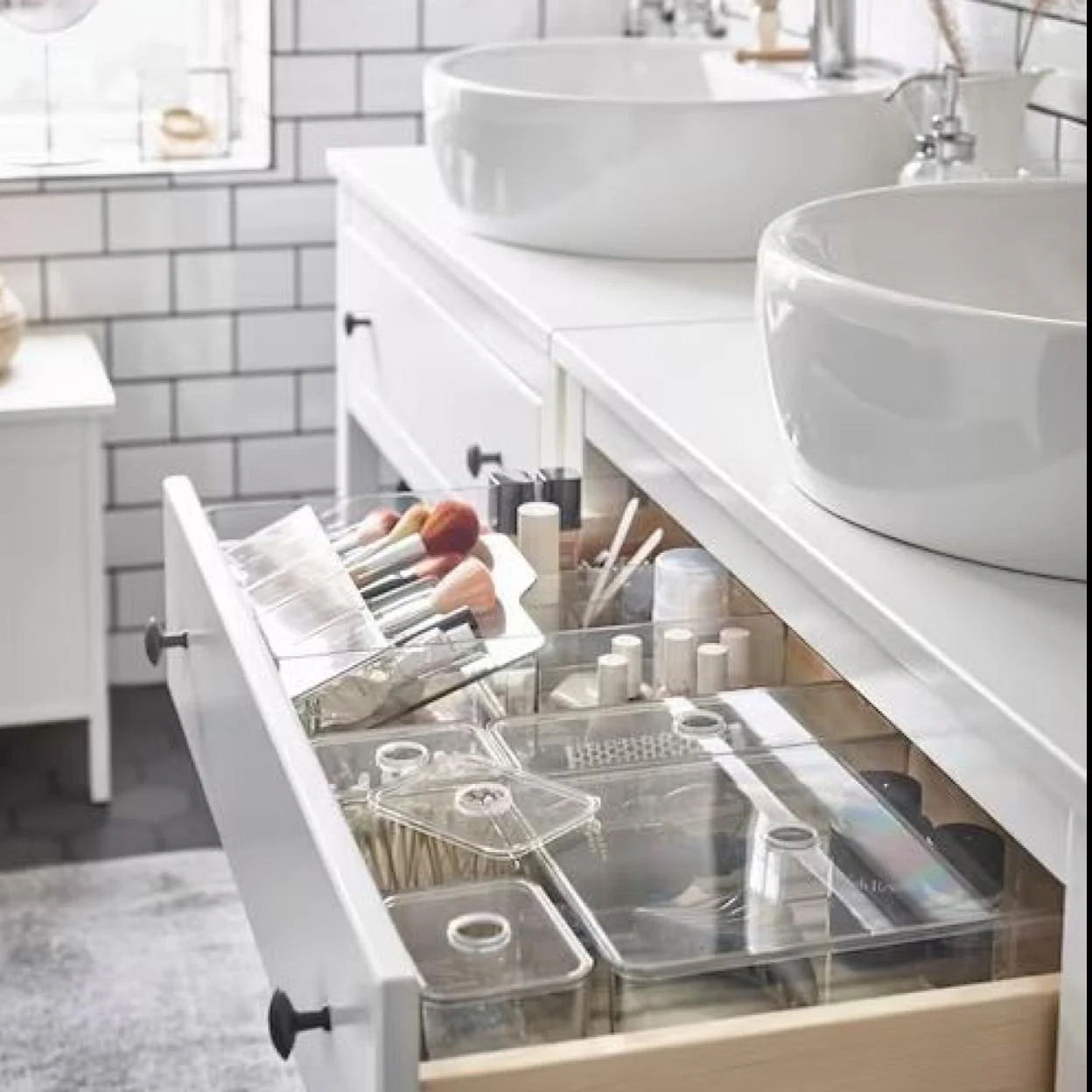 Las soluciones de IKEA para organizar un baño pequeño sin hacer agujeros