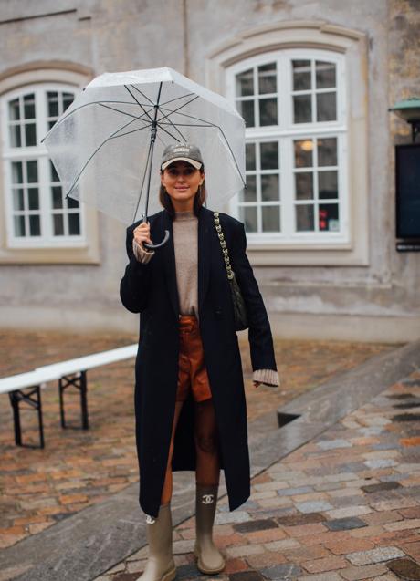 Una mujer con botas de agua en camel.Foto: Launchmetrics Spotlight.