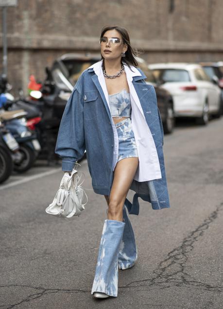 Así llevan las botas denim en el street style. / SPOTLIGHT LAUCHMETRICS