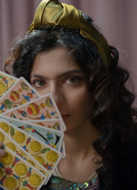 Mujer con cartas del Tarot/PEXELS