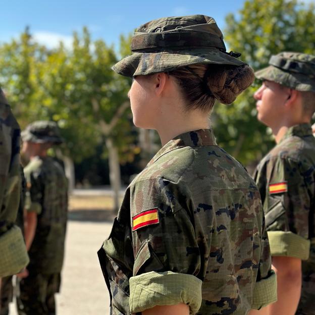 La princesa Leonor, de uniforme y con el pelo recogido.