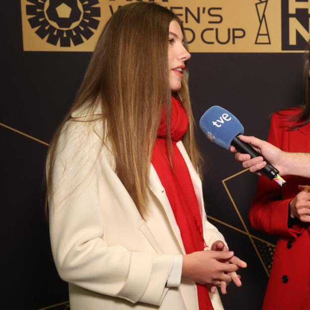 El look de influencer de la infanta Sofía para ver la final del Mundial en Sidney: una camiseta de rayas tendencia y la chaqueta que va a triunfar en otoño