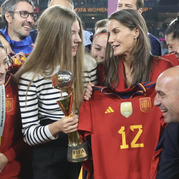 Lo que no hemos visto de Letizia y Sofía en la final del Mundial de fútbol femenino en Sídney: euforia en la grada, abrazos a las jugadoras de la selección y la reina y la infanta descolocadas por el no-protocolo de la celebración