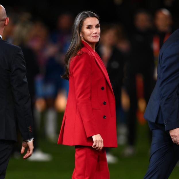 La reina Letizia, de rojo para apoyar a España en el Mundial de fútbol femenino también con su look: este es su traje de Zara más favorecedor