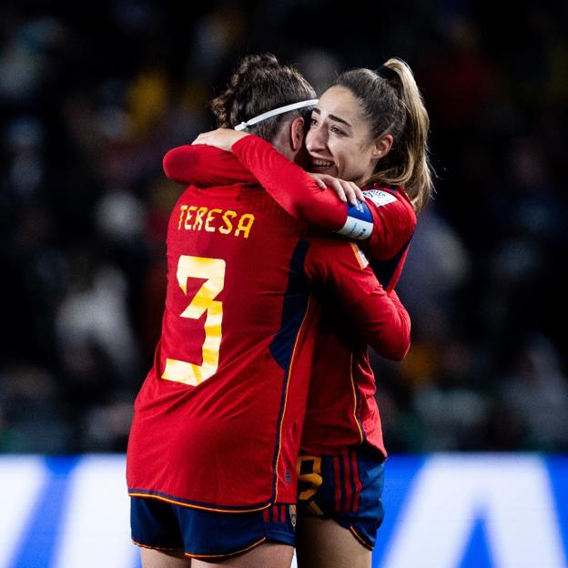 Olga Carmona celebra su gol junto a Teresa Abelleira. 