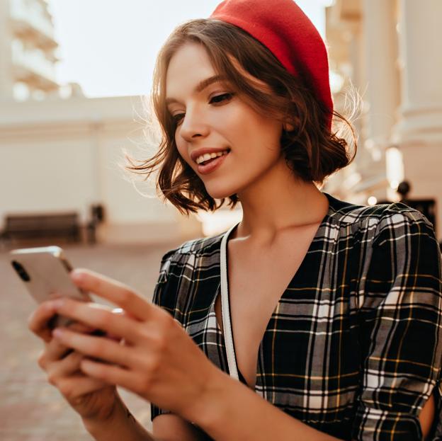 Mujer mirando su teléfono móvil. 