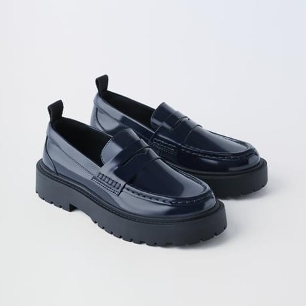 Los mocasines negros de Zara.