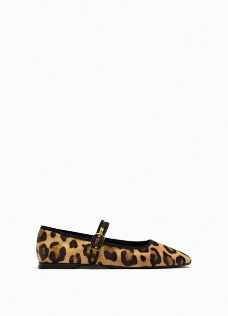 Zapatos con estampado animal de Zara (35,95 euros)