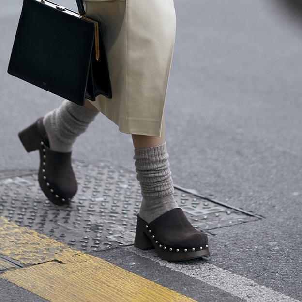 Los mejores zuecos para ir ahora comodísima y llevar en otoño con calcetines