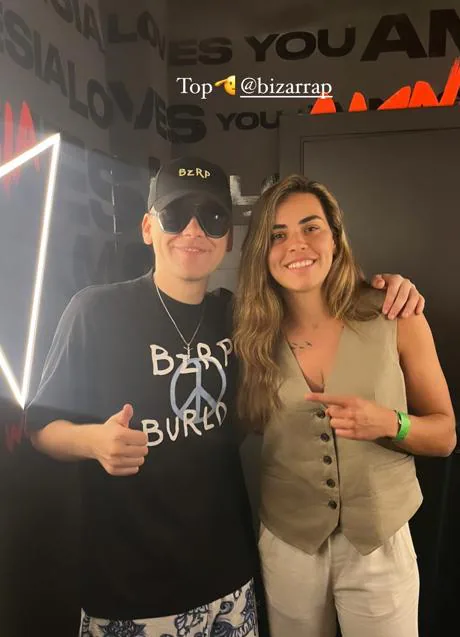 Misa Rodríguez junto al artista Birrazap en Ibiza. / Instagram