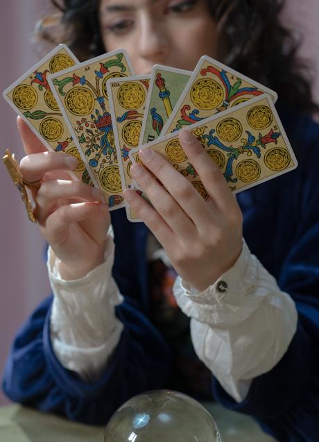 Mujer con cartas del Tarot/PEXELS