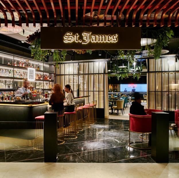 Exterior del restaurante St. James, una de los mejores en Madrid para disfrutar de una buena paella o arroz.