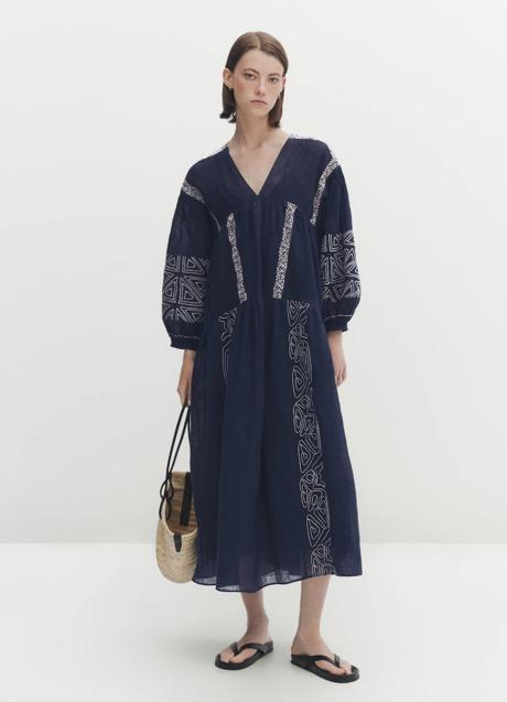 Vestido azul marino con bordados de Massimo Dutti (149 euros)