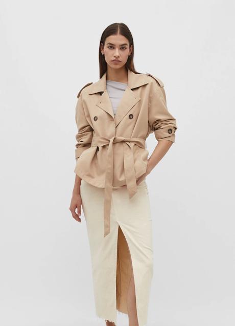 Trench corto de Stradivarius (29,99 euros)