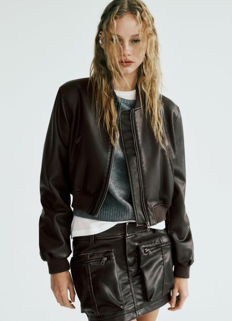 Chaqueta bomber corta efecto piel de Zara. Foto: Zara.