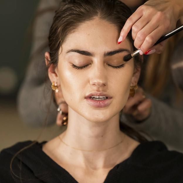 Cuáles son los diferentes tipos de brochas de maquillaje y usos