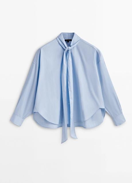 Camisa azul de Massimo Dutti (59,99 euros)