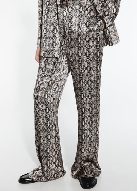 Pantalón fluido con estampado animal de Zara (29,99 euros)