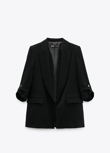 Blazer de color negro de Zara (39,95 euros)