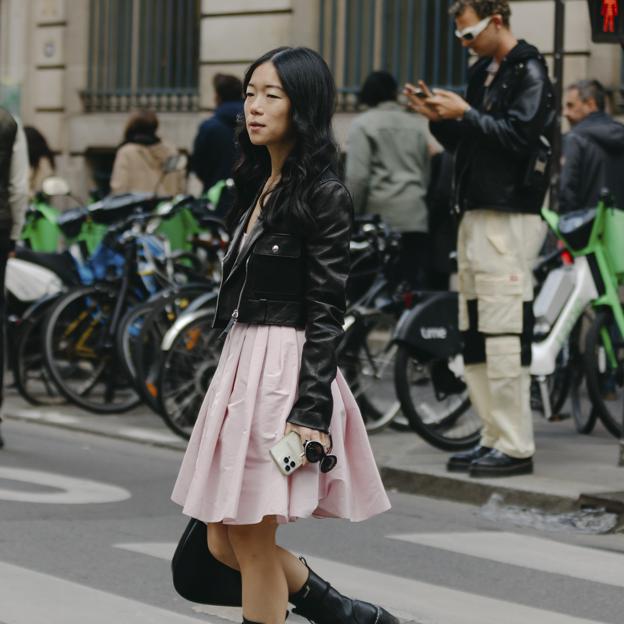 Faldas plisadas cortas: seis modelos que aman las más elegantes para llevar con camisa y sudadera