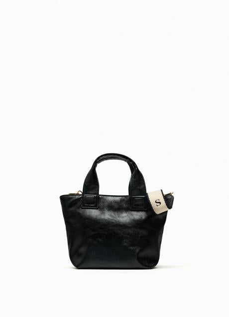 Bolso negro de Zara (19,99 euros)