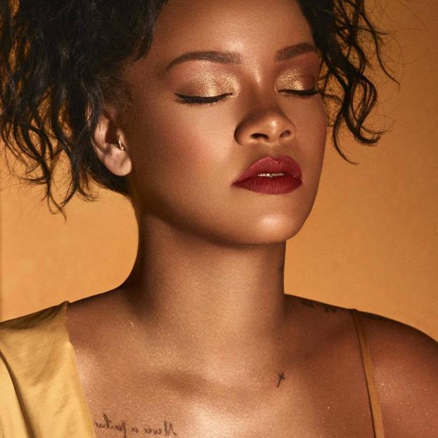 Rihanna con piercing tragus en la oreja derecha